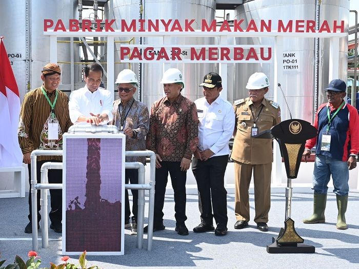 Presiden Jokowi meresmikan pabrik percontohan minyak makan merah Pagar Merbau, di Deli Serdang, Sumut, Kamis (14/03/2024) pagi. (BPMI Setpres)