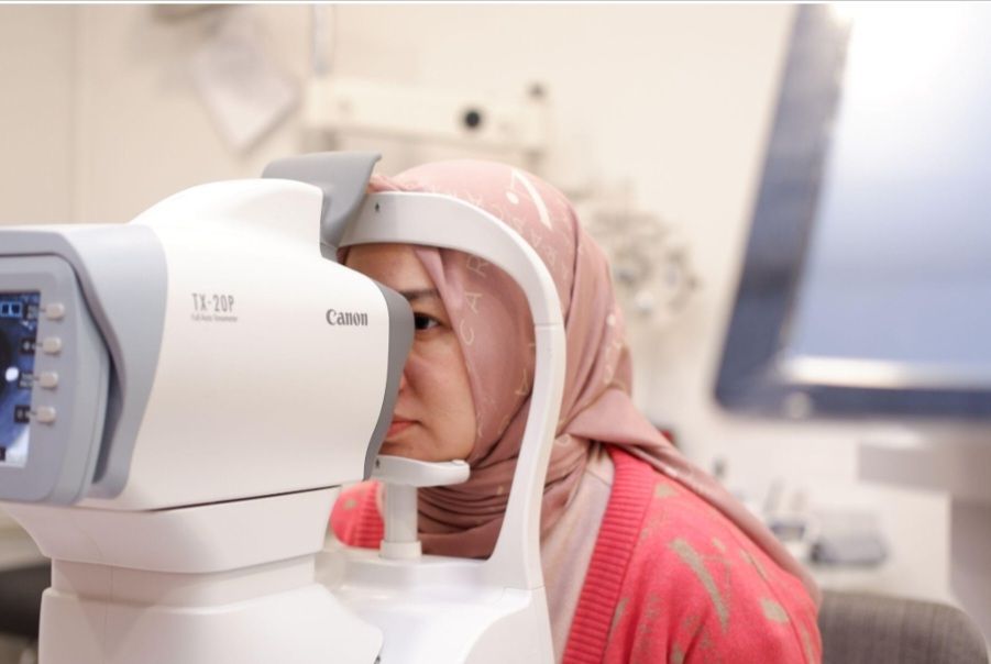 Pre Lasik: Okie Agustina saat melakukan Pre LASIK di NEC Surabaya sebelum tindakan Presbyond.