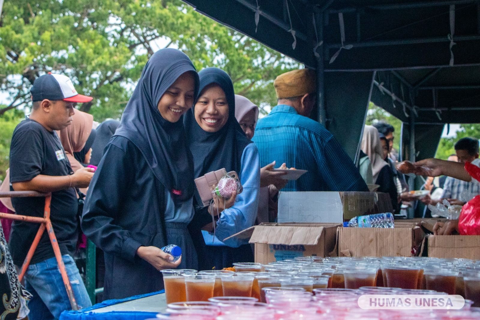 Mahasiswa Unesa menyiapkan makanan dan takjil gratis untuk masyarakat sekitar kampus.