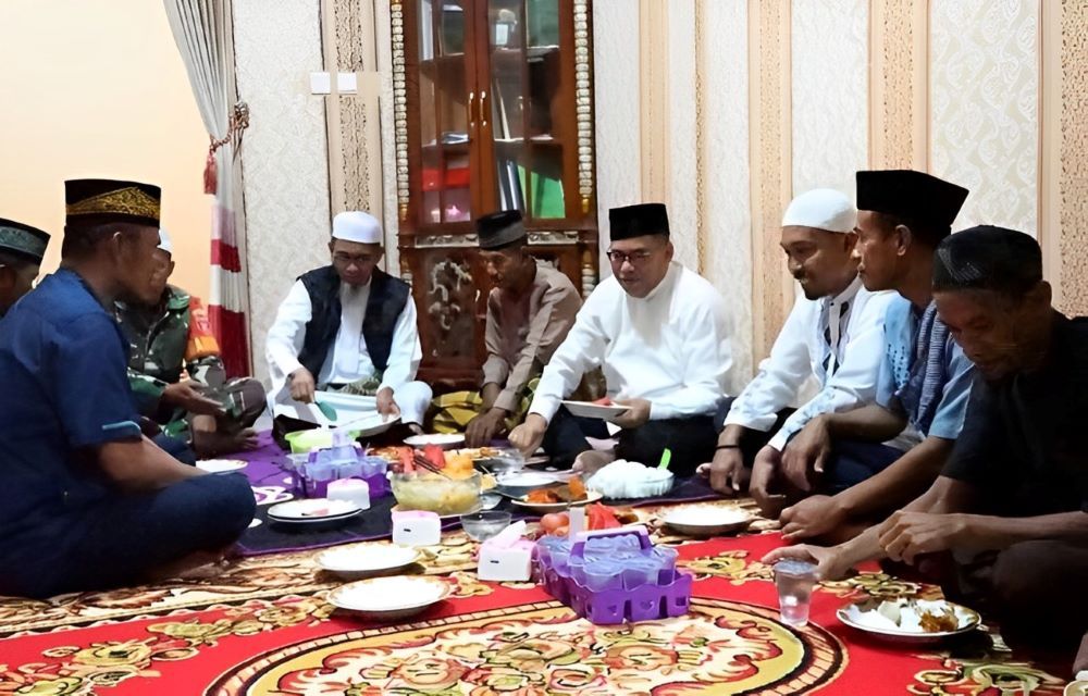 Pj Bupati PPU, Makmur Marbun menggelar acara sahur bersama warga untuk menyerap aspirasi mereka. 