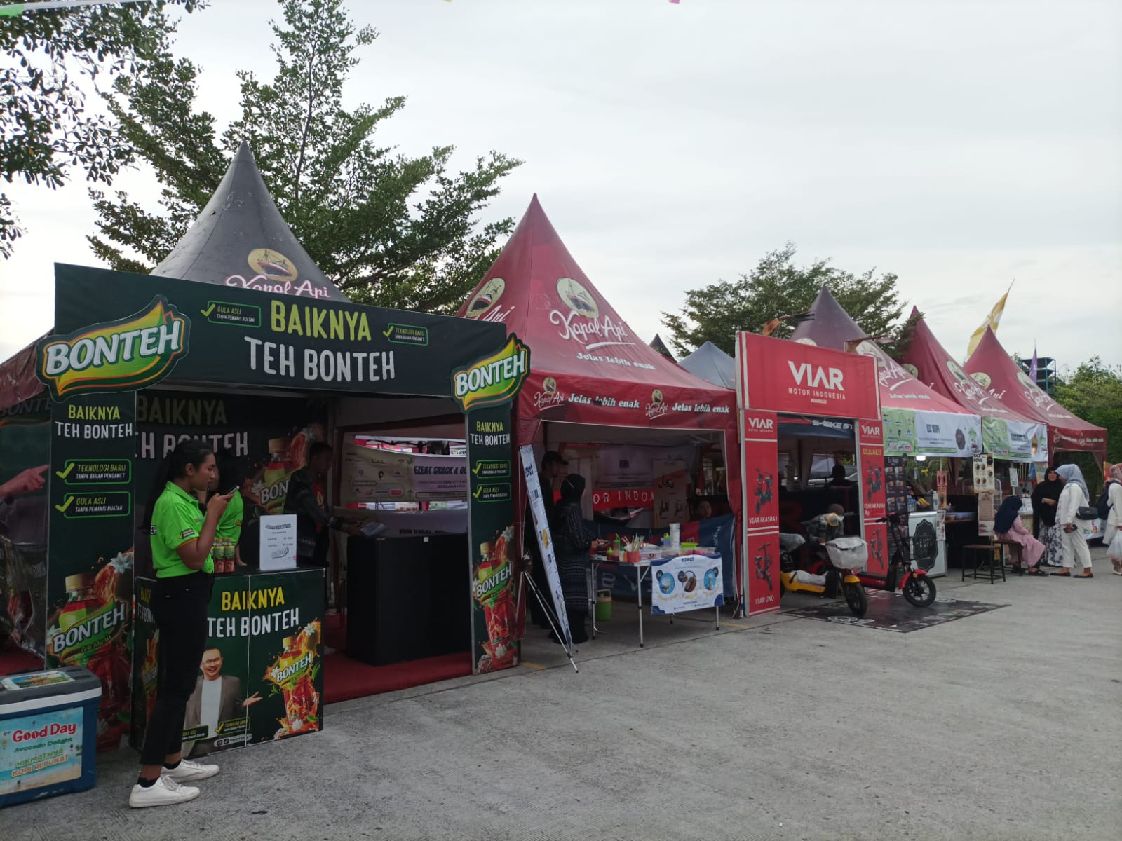 Kini hadir, Pasar Ramadan Drive Thru 1445 Hijiriah di Masjid Madinatul Iman Balikpapan Islamic Center. 