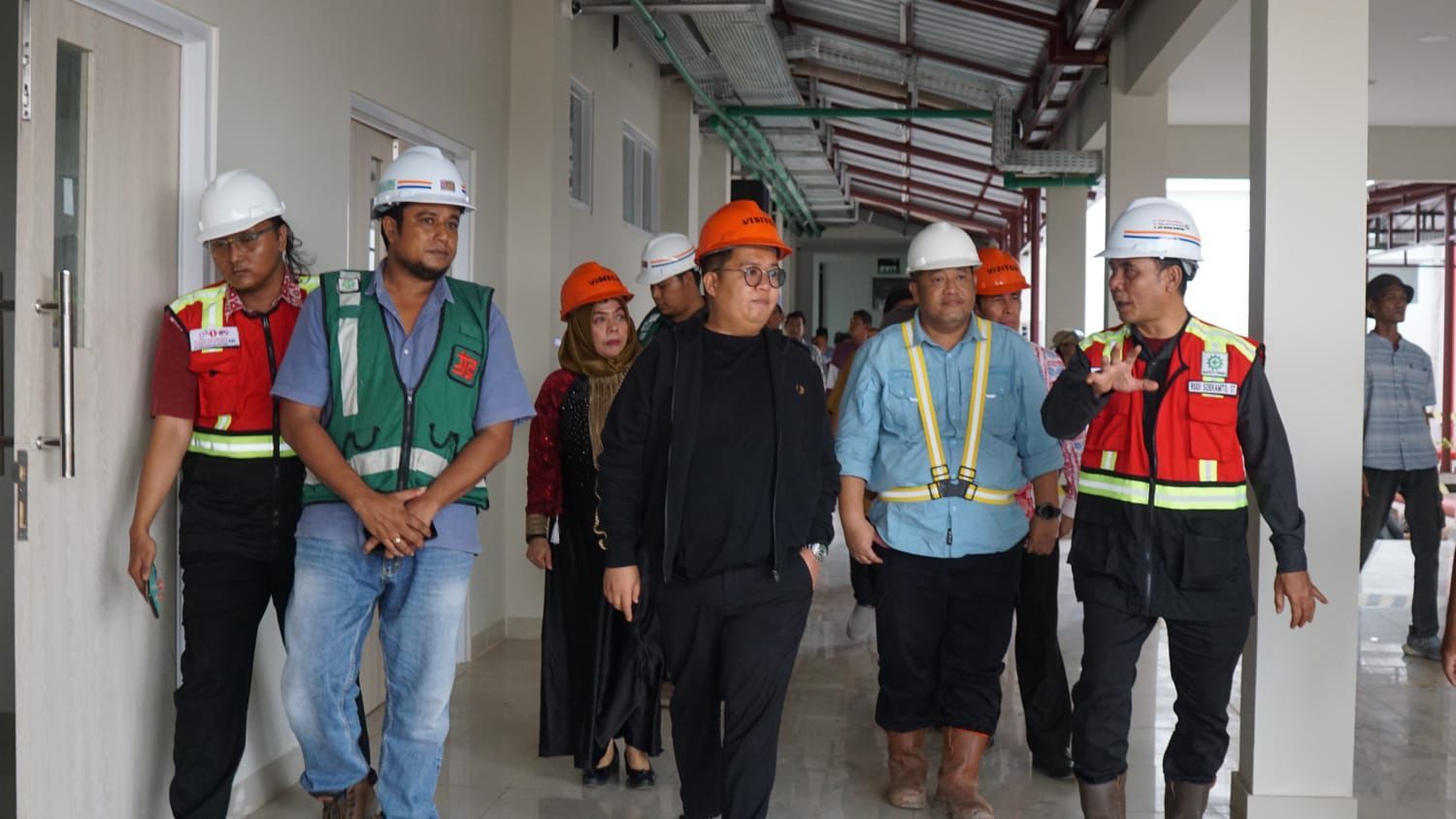 Tinjau Pembangunan RS Muara Badak, Wabup Kukar Serahkan Bantuan Ramadan