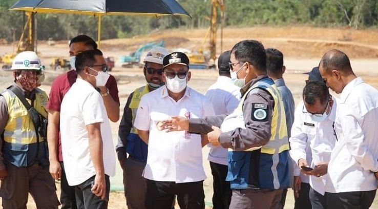 Pj Bupati Makmur Marbun melakukan diskusi terbuka dengan perwakilan Bank Tanah dan kontraktor pembangunan bandara VVIP IKN.