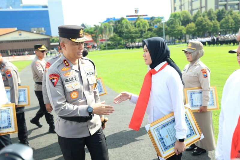 Polda Jatim memberikan penghargaan kepada anggotanya yang berprestasi. Kapolda Jawa Timur Inspektur Jenderal Polisi Imam Sugianto yang langsung melakukannya kepada 35 anggota Polri dan aparatur sipil negara (ASN).