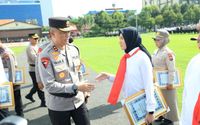 A-KAPOLDA JATIM SERAHKAN PENGHARGAAN.jpg