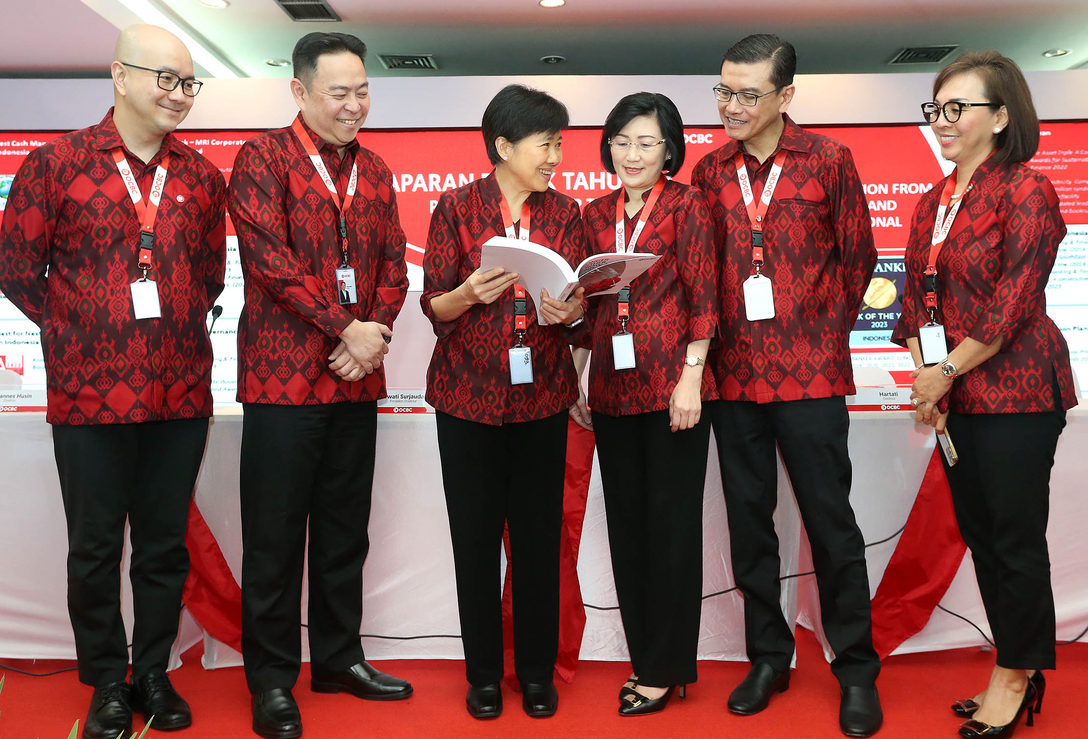 Dari ki-ka :  Direktur OCBC The Ka Jit - Direktur OCBC Johannes Husin - Presiden Direktur OCBC Parwati Surjaudaja - Direktur OCBC Hartati - Direktur OCBC Andrae Krishnawan dan Direktur OCBC Lili S. Budiana berbincang usai Rapat Umum Pemegang Saham Tahunan (RUPST) 2024 di OCBC Tower, Jakarta. Dalam rapat tersebut, Bank memperoleh persetujuan atas seluruh mata acara RUPST. Senin 18 Maret 2024. Foto : Panji Asmoro/TrenAsia