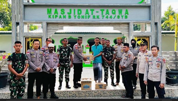 Polres Belu Sambangi ke Masjid Bagikan Takjil Jelang Berbuka Puasa