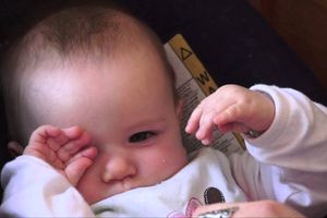 BAYI MENGUCEK MATA.jpg