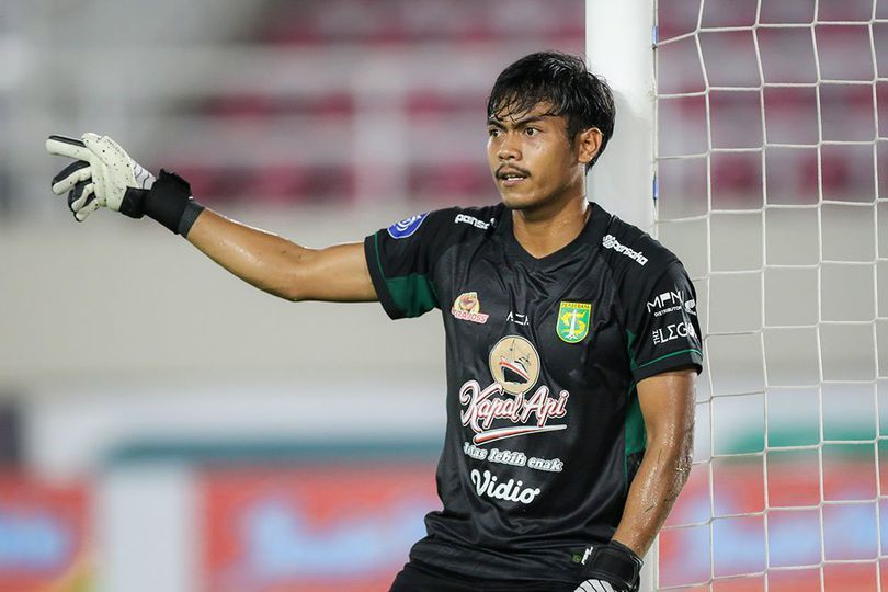 Andika Ramadhani saat mengawal gawang Persebaya