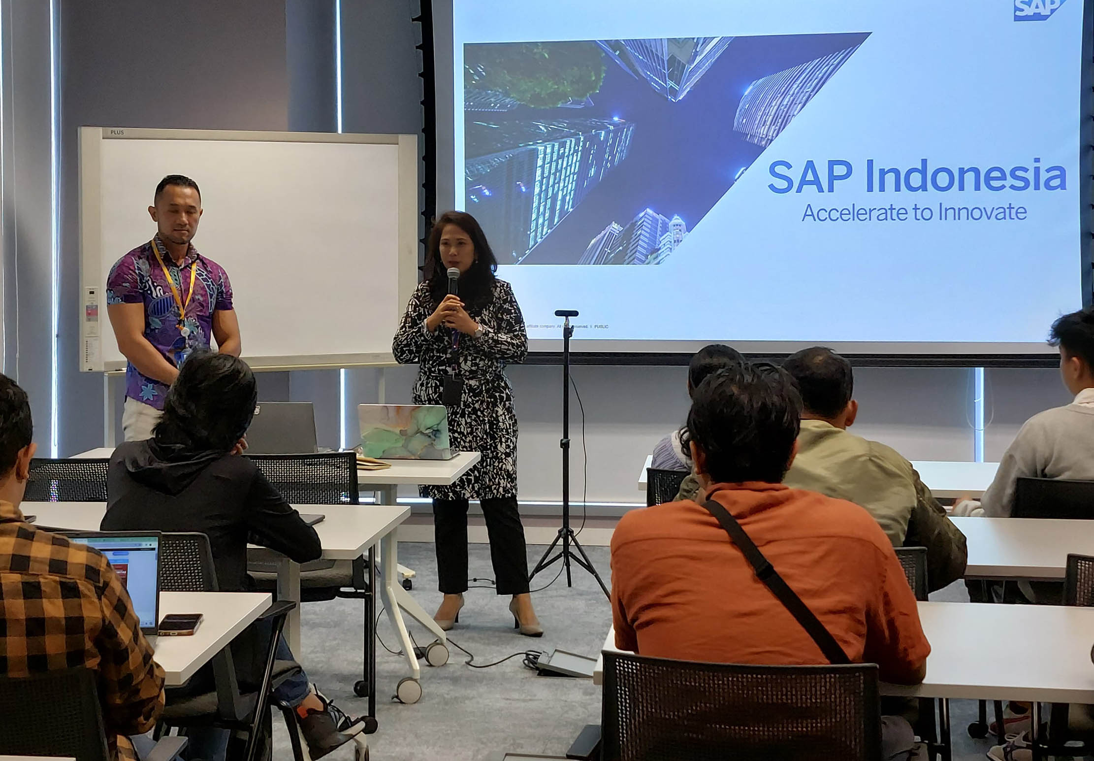 SAP Southeast Asia hari ini mengumumkan program pengembangan inovasi data transformatif yang bertujuan membantu pelanggan memanfaatkan data mereka secara maksimal untuk memperdalam pemahaman data, mempercepat pertumbuhan, dan meningkatkan efisiensi di era Artificial Intelligence (AI). Foto : Panji Asmoro/TrenAsia