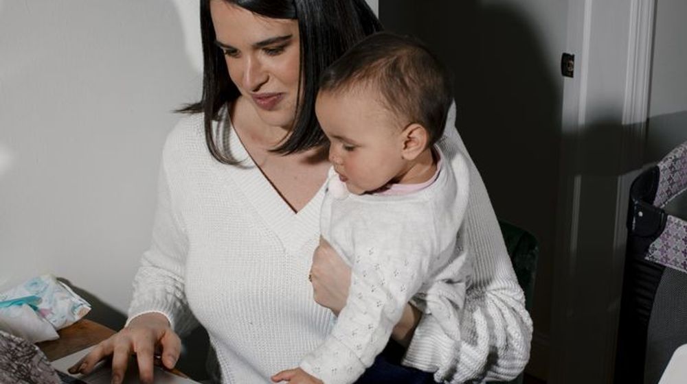 Ilustrasi ibu baru dan sosial media