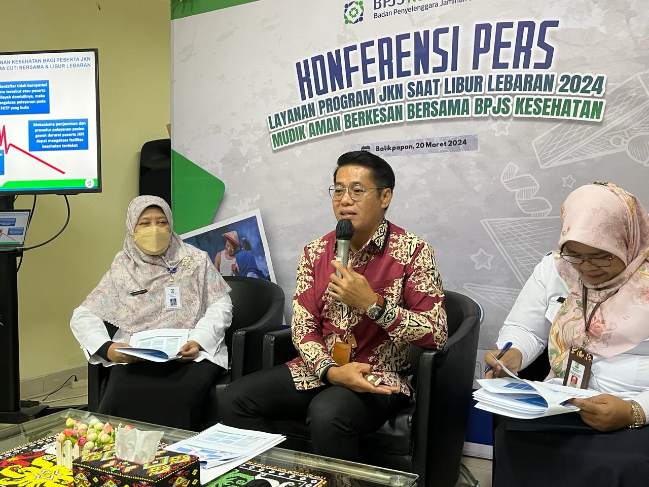 Kepala BPJS Kesehatan Balikpapan, Sarman Palipadang (tengah) dalam konferensi pers pada Rabu 20 Maret 2024