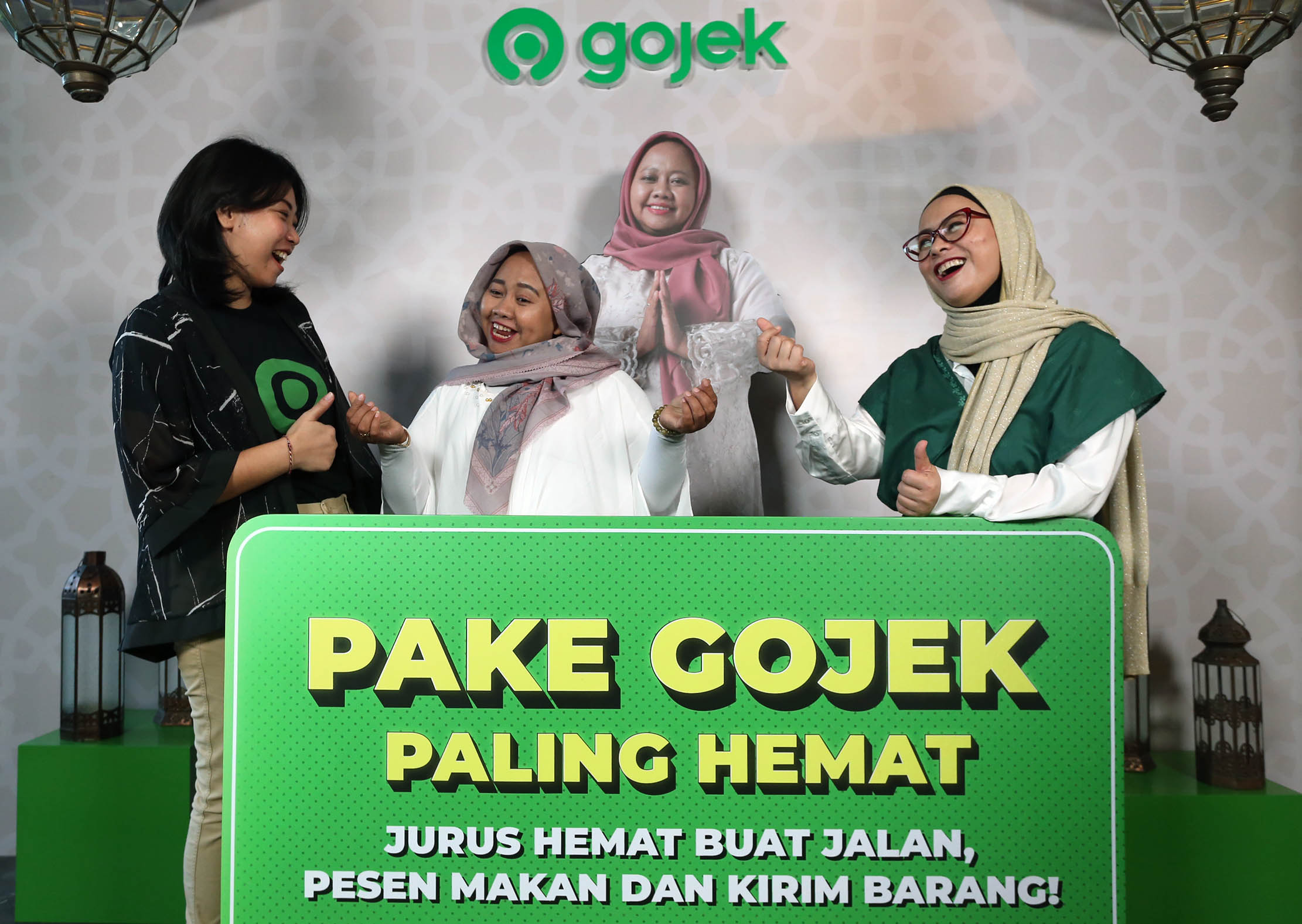 Head of Brand Marketing Gojek Stella Darmadi bersama CEO dan Lead Financial Trainer QM Financial Ligwina Hananto dan Emak Hemat dalam acara Buka Puasa Bersama dan Peluncuran Program ‘Emak Hemat’ Gojek, di Jakarta 20 Maret 2024. Foto : Panji Asmoro/TrenAsia