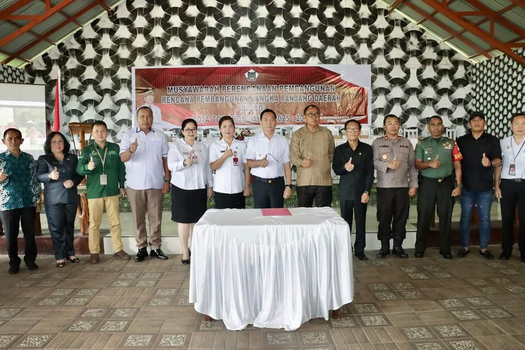 Wali Kota Caroll J.A Senduk didampingi Ketua TP-PKK Kota Tomohon drg. Jeand'arc Senduk-Karundeng saat foto bersama pada kegiatan Musrenbang RPJPD 2025-2045. (Foto:Istimewa)