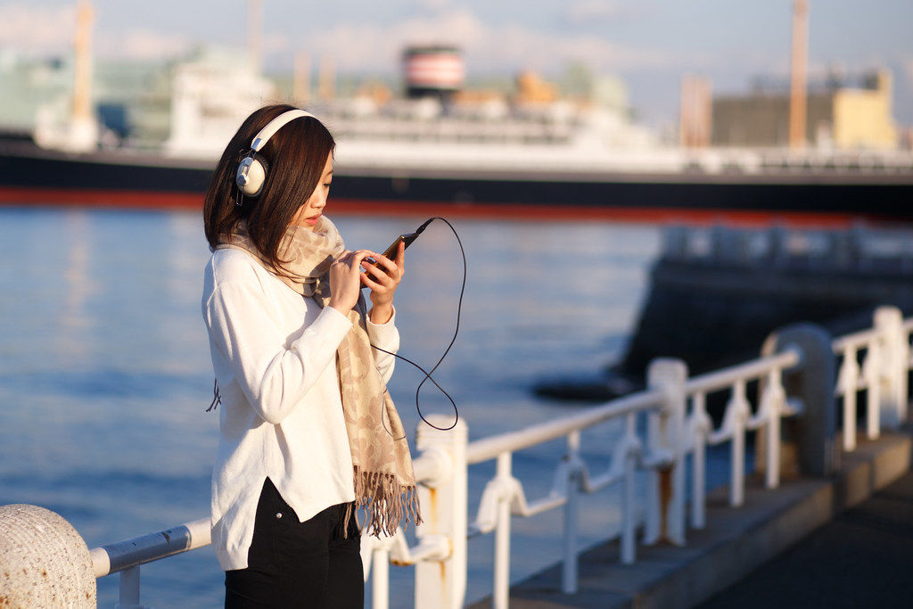 Ilustrasi Perempuan Jepang Mendengarkan Lagu