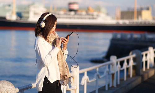 Ilustrasi Perempuan Jepang Mendengarkan Lagu