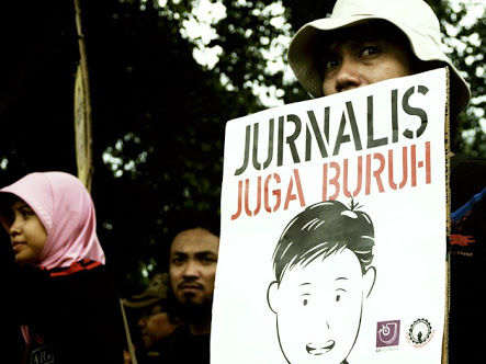 Ilustrasi aksi jurnalis menuntut kesejahteraan.