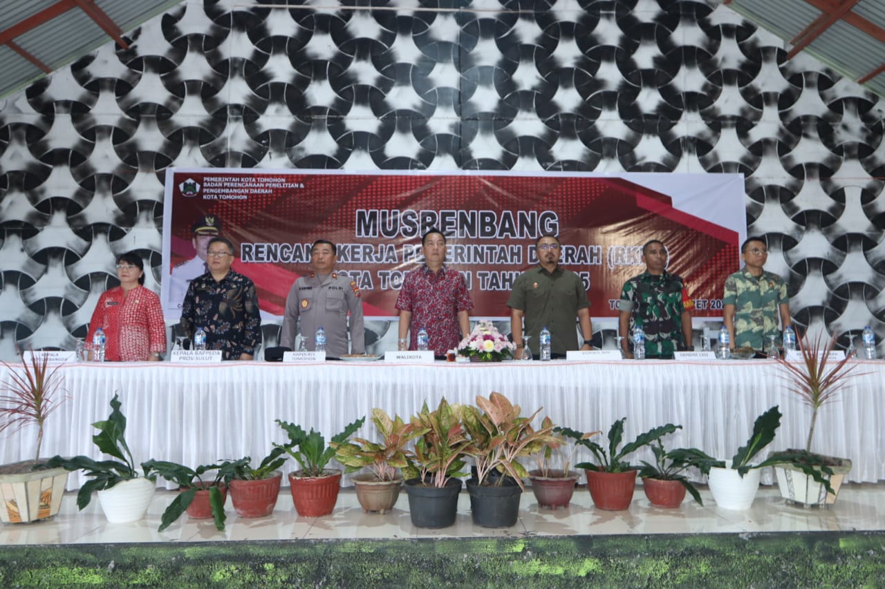 Wali Kota Caroll J.A Senduk bersama undangan lainnya saat pelaksanaan kegiatan Musrenbang RKPD Kota Tomohon tahun 2025. (Foto:Istimewa)