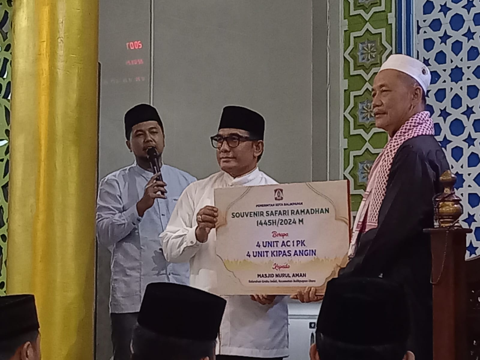 Sekda Balikpapan, Muhaimin menyerahkan bantuan kepada pengurus Masjid Nurul Aman, Kelurahan Graha Indah dalam Safari Ramadan Pemerintah Kota Balikpapan, Jumat (22/3/2024). 