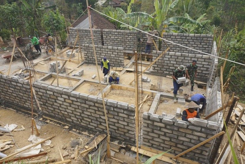 Salah satu rumah di Kabupaten Madiun tengah dalam perbaikan 