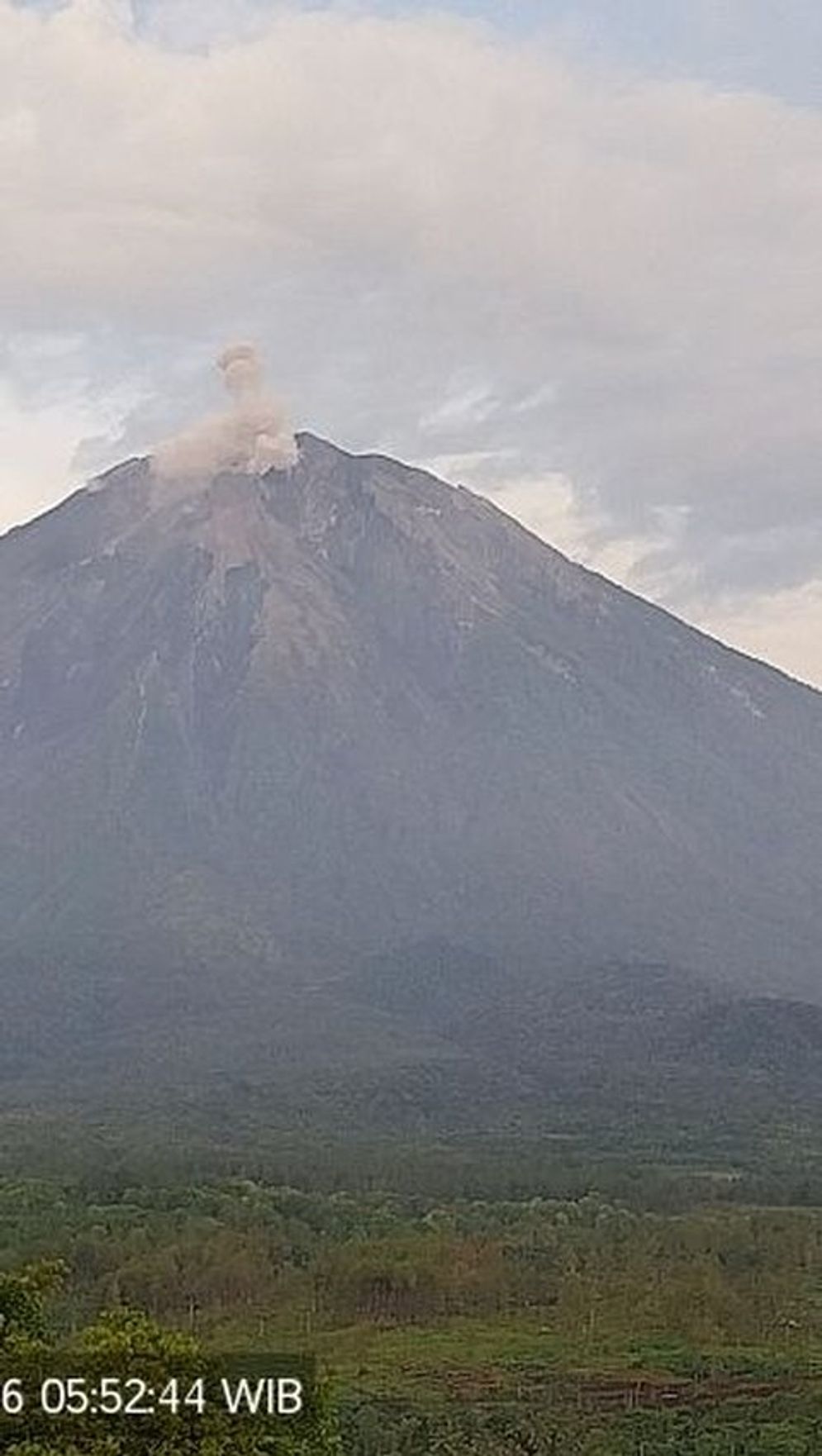 A-GUNUNG SEMERU ERUPSI.jpeg