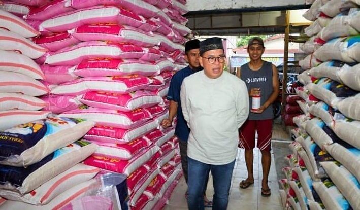 Penjabat (Pj) Bupati Penajam Paser Utara (PPU) Makmur Marbun, melakukan pengecekan harga sembako di Pasar Petung. 