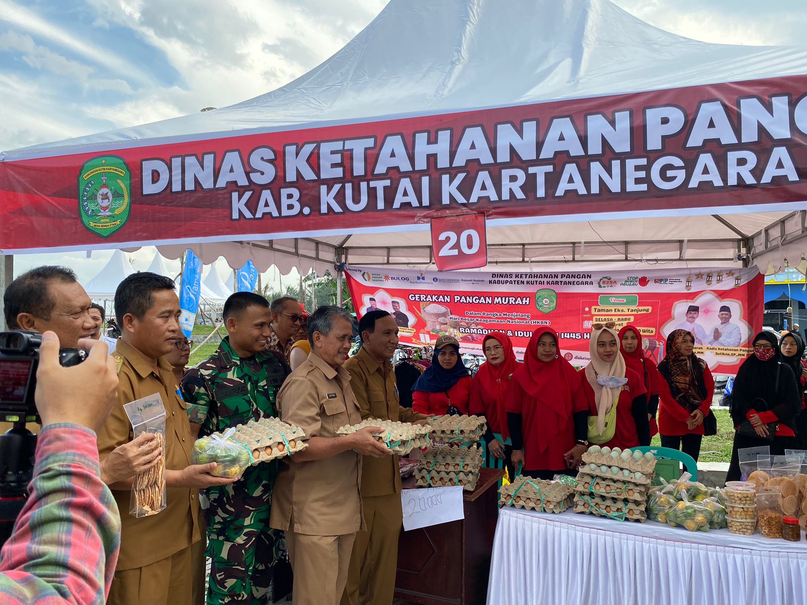 Disketapang Kukar dan Kodim Gelar Gerakan Pasar Murah di Taman Eks Tanjong Tenggarong