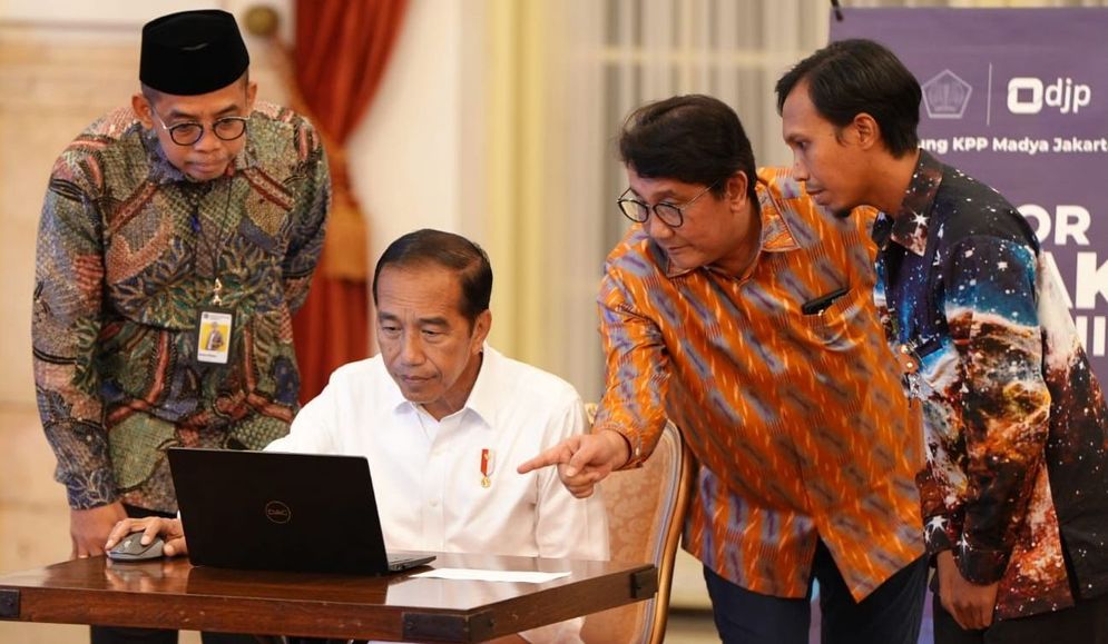 Presiden Jokowi melaporkan SPT Tahunan secara elektronik dipandu Dirjen Pajak Suryo Utomo