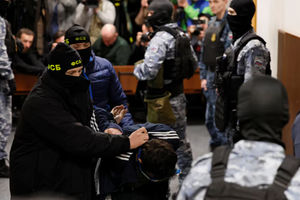 Seorang tersangka penyerangan penembakan di tempat konser Balai Kota Crocus dikawal di dalam pengadilan distrik Basmanny di Moskow, 24 Maret 2024.