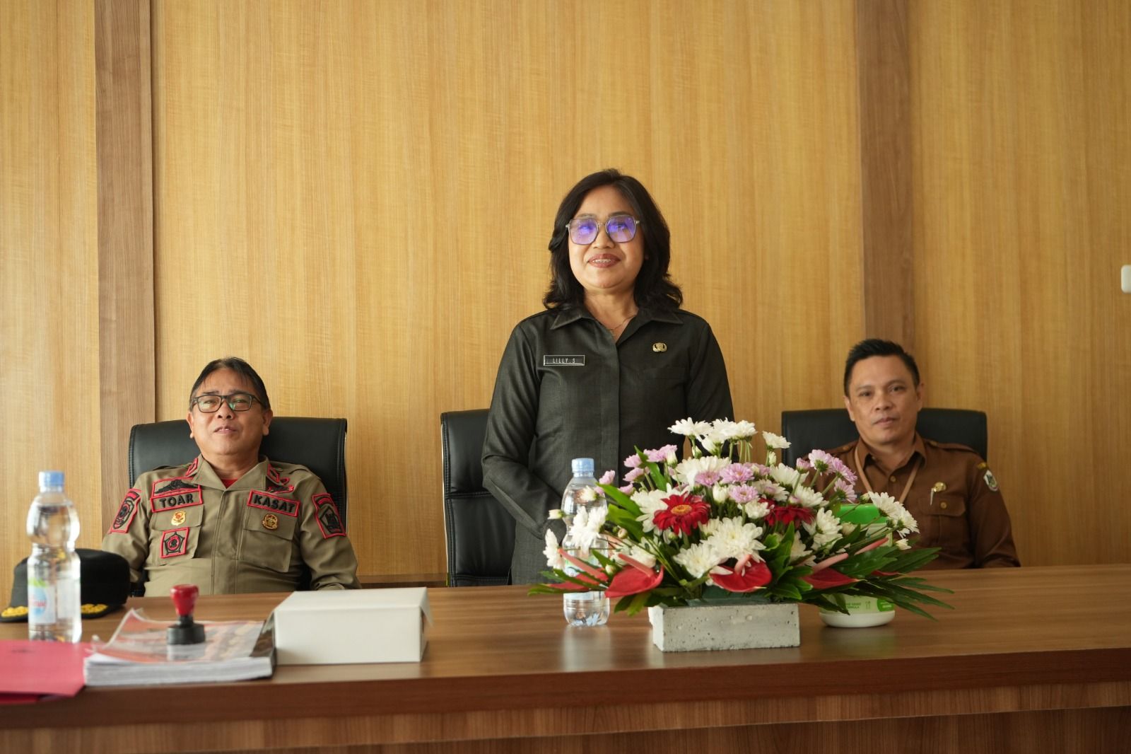 Asisten II Setda Kota Tomohon Lily Solang mewakili Wali Kota Caroll J.A Senduk saat menghadiri Serah Terima Jabatan Kadis Kominfo. (Foto:Istimewa)