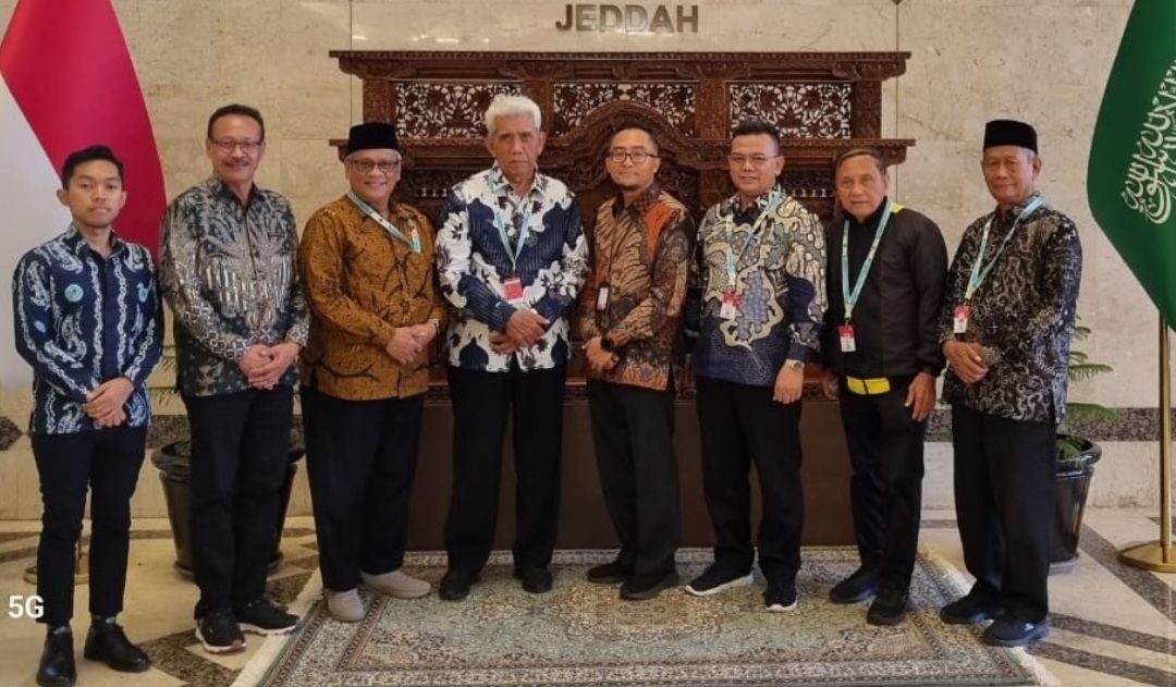 Jajaran pimpinan kampus Rumah Para Juara disambut jajaran Pelaksana Fungsi Penerangan dan Sosial Budaya KJRI Jeddah.