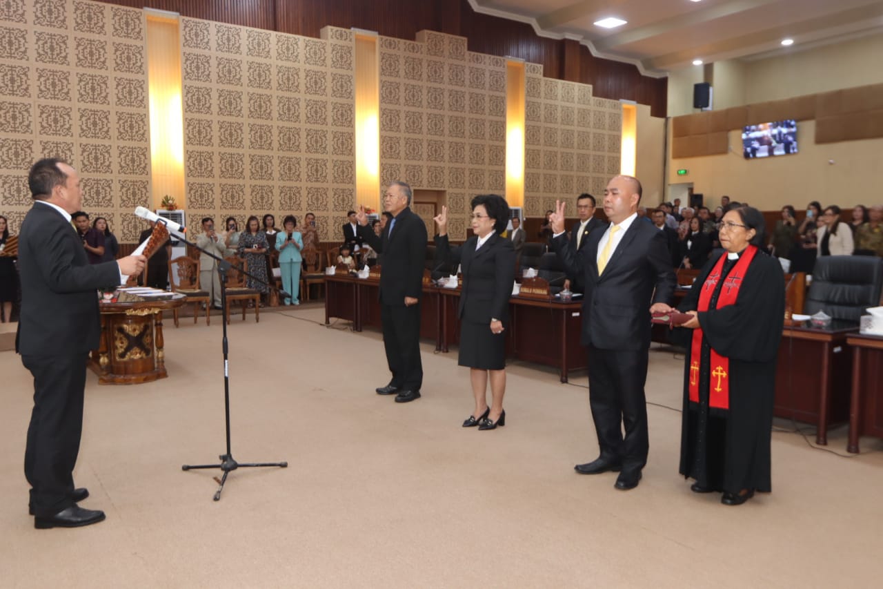 Ketua DPRD Kota Tomohon Djemmy Sundah saat melantik Anggota DPRD Pengganti Antar Waktu (PAW) sisa masa jabatan 2019-2024. (Foto:Istimewa)