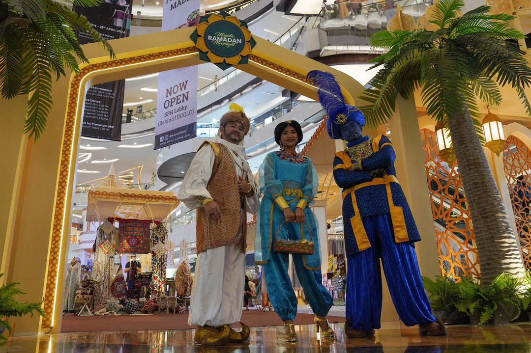 Pengunjung melintas di depan dekorasi Ramadan di Lippo Mall Kemang, Dekorasi bernuansa islami dengan tema 'Majestic Moonlight Ramadan' untuk menyemarakkan bulan Ramadan 1445 H. Senin 25 Maret 2024. Foto : Panji Asmoro/TrenAsia