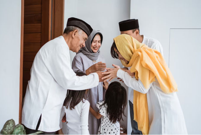 Ilustrasi umat muslim merayakan lebaran, berkunjung ke rumah orang tua. (Freepik/odua)