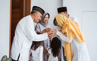 Ilustrasi umat muslim merayakan lebaran, berkunjung ke rumah orang tua. (Freepik/odua)