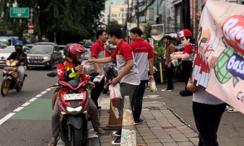 Ksatria JNE Expess berbagi takjil untuk pengendara di Jalan Raya Tomang (22.3).jpg