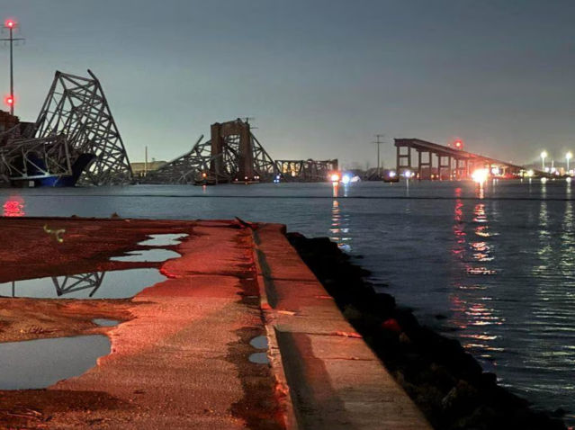 Pemandangan Jembatan Francis Scott Key setelah runtuh, di Baltimore, Maryland, AS. (Reuters/Harford County MD Fire & EMS)