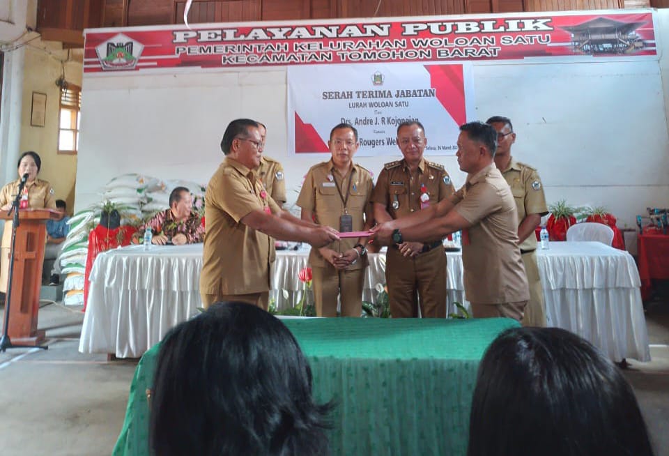 Asisten  Pemerintahan dan Kesra Drs. O.D.S Mandagi mewakili Wali Kota Tomohon saat menghadiri Serah Terima Jabatan (Sertijab) Lurah Woloan Satu Kecamatan Tomohon Barat. (Foto:Istimewa)