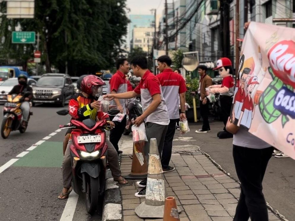 Berbagi Berkah Ramadan, JNE Beri Diskon hingga Berbagi Takjil