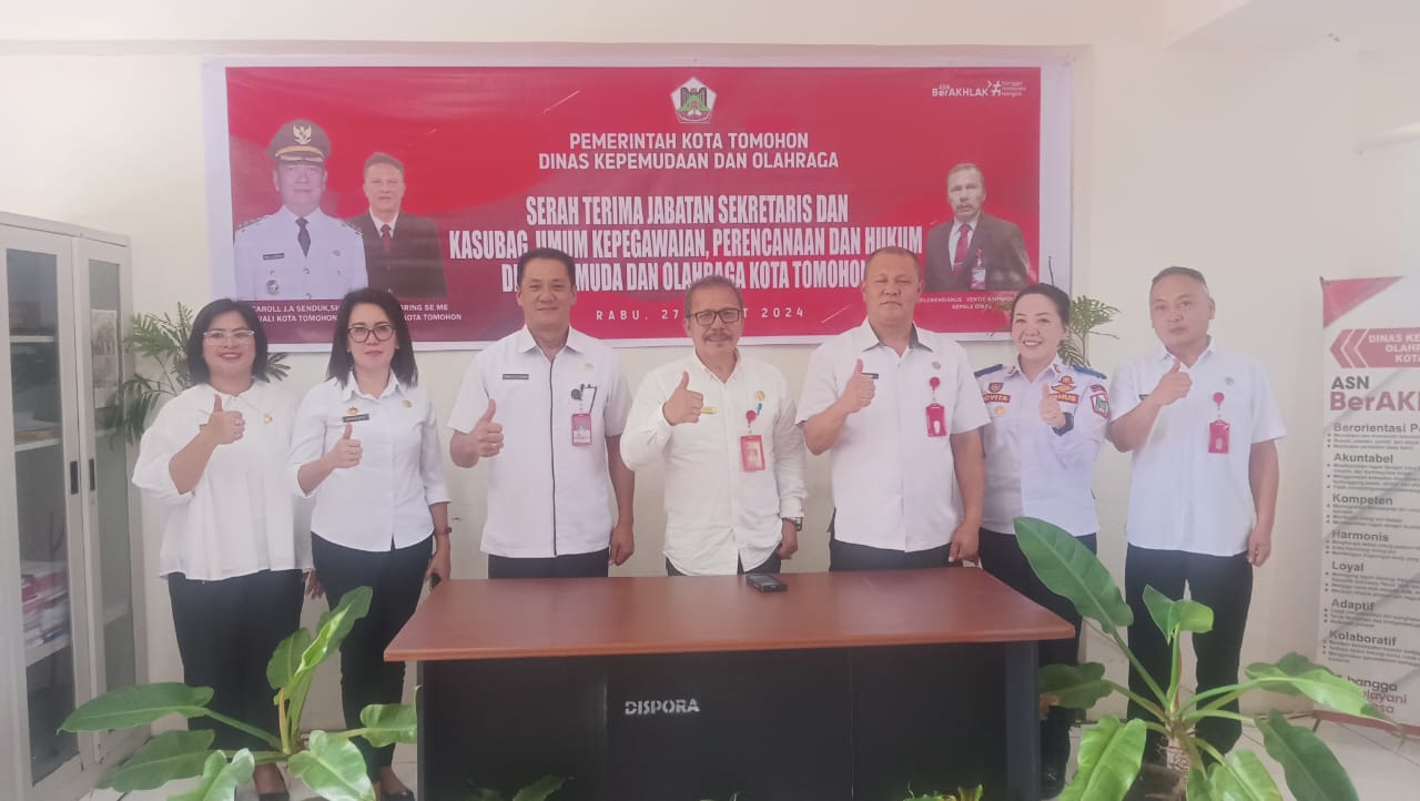 Kepala Dinas Drs. Florensianus Ventje Karundeng, MAP saat foto bersama selesainya Serah Terima Jabatan di lingkup Dinas Kepemudaan dan Olahraga Daerah Kota Tomohon (Foto: Jor)