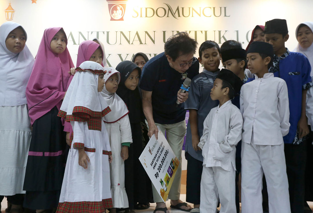 Direktur PT Indutri Jamu dan Farmasi Sido Muncul Tbk Irwan Hidayat saat memberikan santunan kepada 1000 anak yatim. Ini merupakan salah satu kegiatan CSR yang rutin dilaksanakan. Jakarta 27 Maret 2024. Foto : Panji Asmoro/TrenAsia