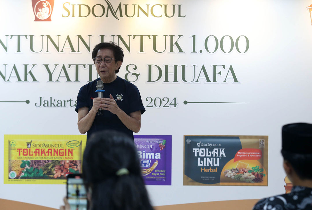 Direktur PT Indutri Jamu dan Farmasi Sido Muncul Tbk Irwan Hidayat saat memberikan santunan kepada 1000 anak yatim. Ini merupakan salah satu kegiatan CSR yang rutin dilaksanakan. Jakarta 27 Maret 2024. Foto : Panji Asmoro/TrenAsia