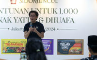 Direktur PT Indutri Jamu dan Farmasi Sido Muncul Tbk Irwan Hidayat saat memberikan santunan kepada 1000 anak yatim. Ini merupakan salah satu kegiatan CSR yang rutin dilaksanakan. Jakarta 27 Maret 2024. Foto : Panji Asmoro/TrenAsia