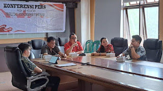 Dirut PD Pasar Kota Tomohon Yanes M.Posumah saat Konferensi Pers yang digelar Bidang Prokopim Setda Kota Tomohon (Foto: Istimewa)