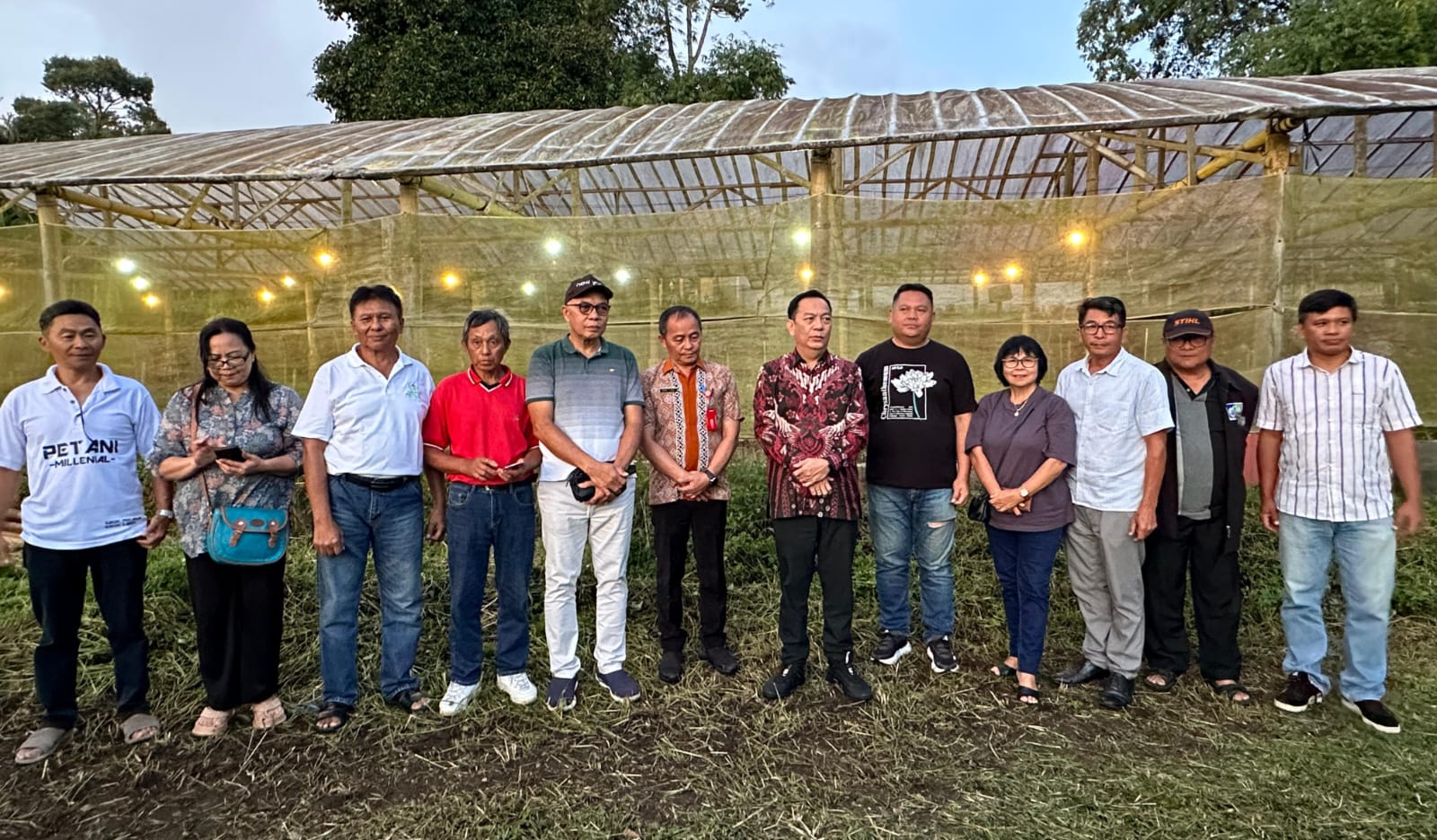Wali Kota Tomohon Caroll J.A Senduk saat foto bersama selesainya Penyerahan Bantuan Screen House kepada Kelompok Tani yang tergabung dalam Asbindo Kota Tomohon (Foto: Istimewa)