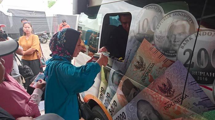 Warga saat melakukan penukaran uang di Kantor Perwakilan Bank Indonesia Kediri, di halaman GOR Lembupeteng, Tulungagung.