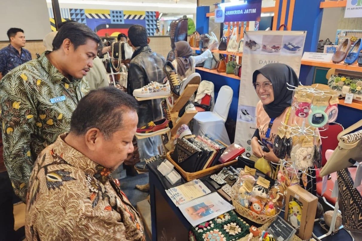 Pemerintah Provinsi Jawa Timur memamerkan berbagai produk usaha mikro, kecil, dan menengah (UMKM) binaan melalui "Jatim Economic 2024" di Surabaya, Jawa Timur