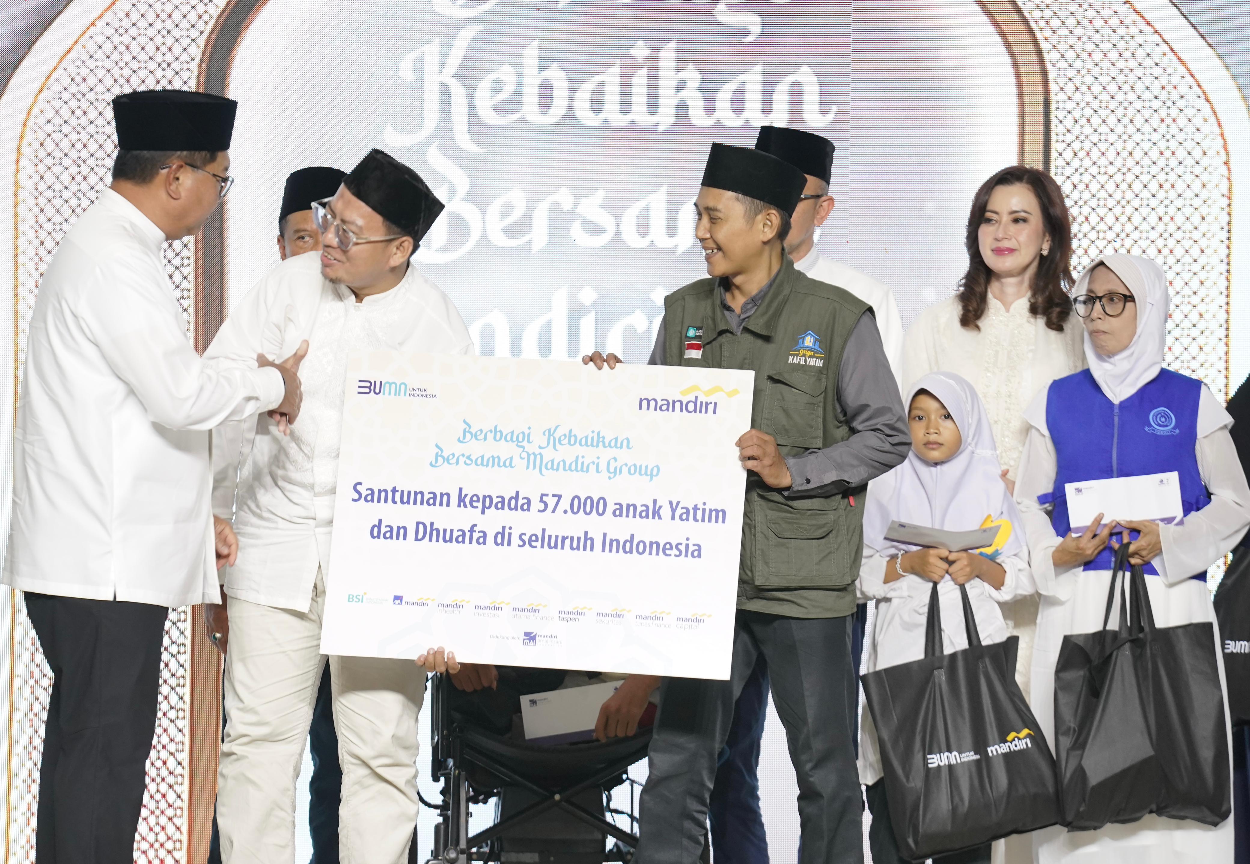 Bank Mandiri bersama anak perusahaan memberikan bingkisan kepada 57.000 anak yatim dan duafa di seluruh Indonesia