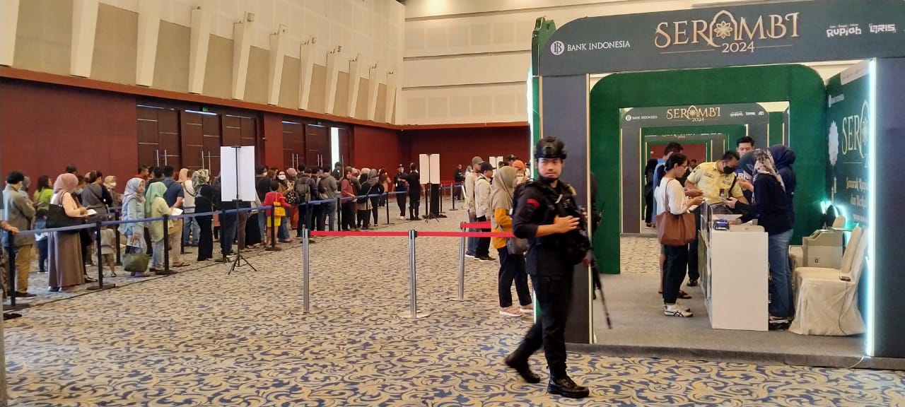 Antrean penukaran uang baru yang digelar BI Jatim dalam Rupiah Vaganza 2024 di Grand City Convex, Sabtu (30/3/2024).
