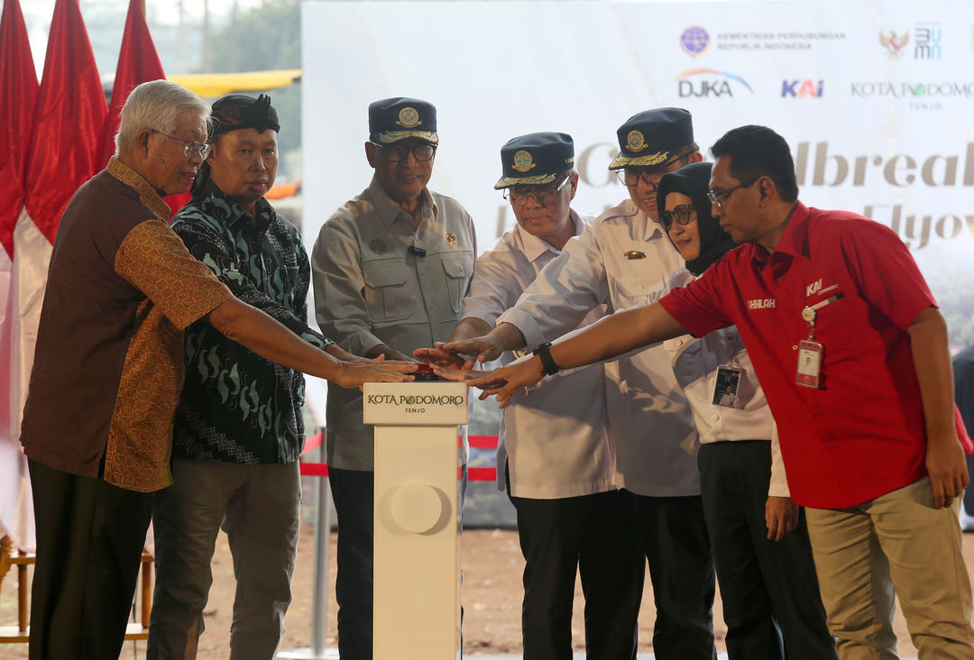 Menteri Perhubungan Budi Karya Sumadi (ketiga kiri), Penjabat Bupati Bogor Asmawa Tosepu (kedua kiri) Direktur Jenderal Perkeretaapian Ir. Mohamad Risal Wasal (kanan ketiga), Sekretaris Jendral Kementerian Perhubungan Novie Riyanto (tengah), Direktur SDM dan Umum PT KAI (Persero) Rosma Handayani (kanan kedua), dan Direktur Utama KAI Commuter Asdo Artriviyanto (kanan) bersama Direktur PT Agung Podomoro Land Tbk Bacelius Ruru (kiri) bersama – sama menekan tombol pada acara seremoni groundbreaking pembangunan flyover di Stasiun Tenjo, Sabtu 30 Maret 2024. Foto : Panji Asmoro/TrenAsia